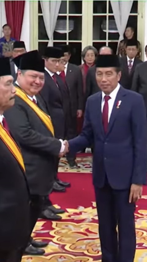 Terima Penghargaan dari Jokowi, Sikap Airlangga Hartarto Menarik Perhatian