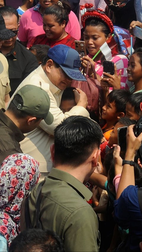 VIDEO: Peluk Cium Prabowo Buat Anak-Anak Muara Angke, Emak-Emak Sampai Gemetar Foto Bareng