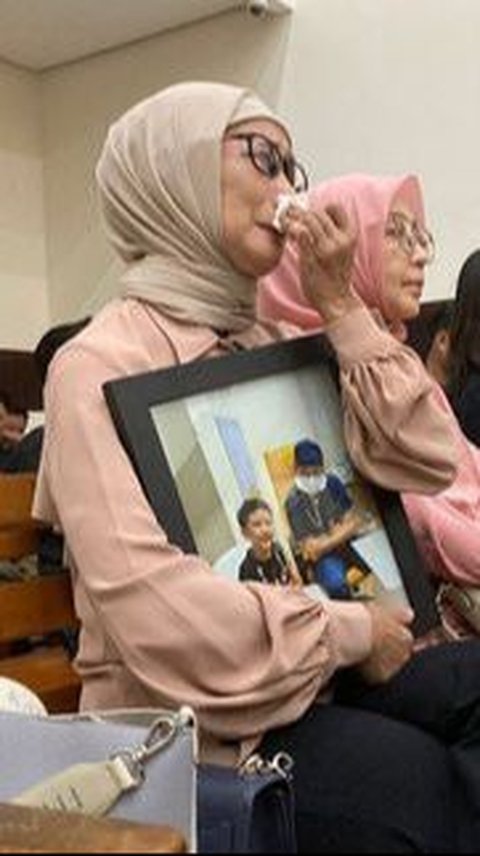 Momen Mengharukan di Ruang Sidang, Ibunda Tamara Tyasmara Meneteskan Air Mata Sambil Peluk Foto Dante