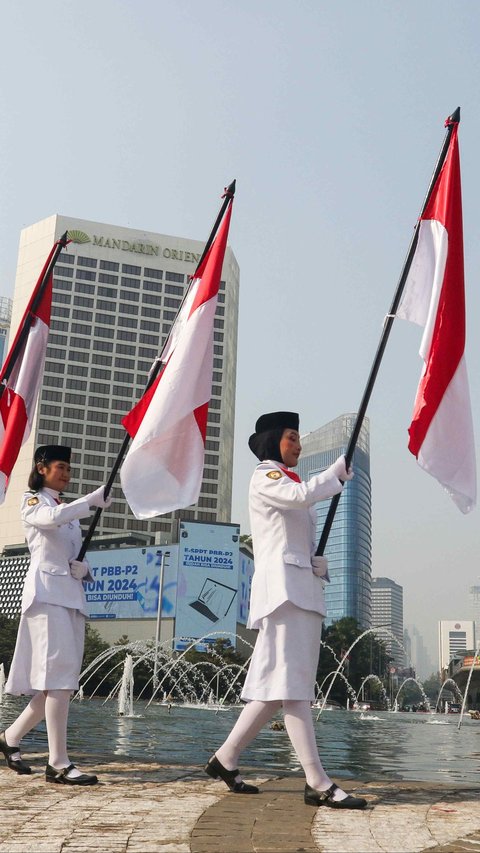 FOTO: Jelang HUT ke-79 Kemerdekaan RI, Aksi Paskibra Kibarkan Merah Putih Hiasi Monumen Selamat Datang