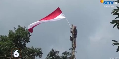 Tunjukkan Rasa Cinta Tanah Air, Kakek 76 Tahun di Sumbar Nekat Panjat Pohon 80 Meter Demi Kibarkan Bendera Merah Putih