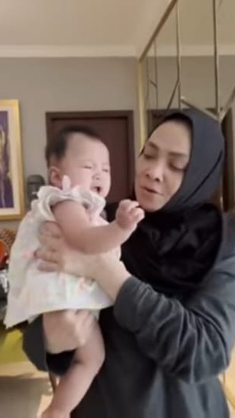 Dijuluki Nenek Idaman, Potret Baby Lily Justru Nangis Digendong Rieta Amilia - Diduga Karena Jarang Bertemu