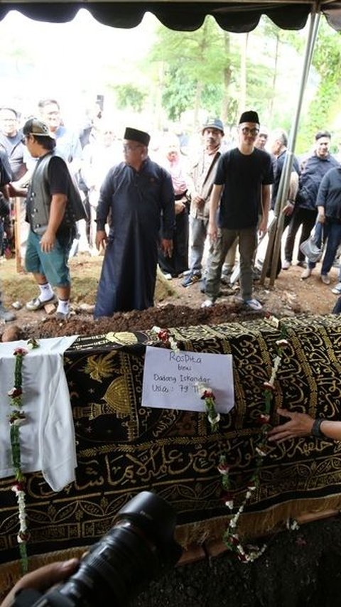 9 Foto Ferry Maryadi Ketika Berusaha Tegar Melihat Jasad Almarhumah Sang Ibunda di Pemakaman