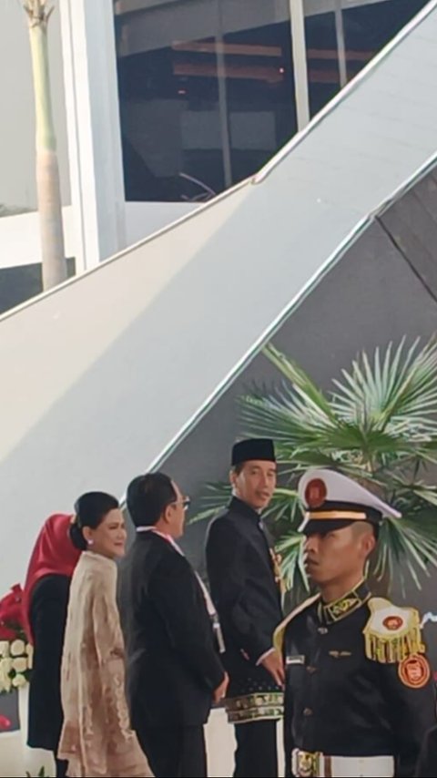 Potret Presiden Jokowi Kenakan Baju Adat Betawi Hadiri Sidang Tahunan MPR Didampingi Ibu Negara