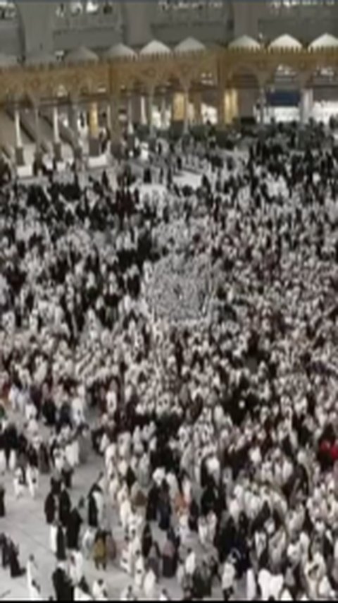 Penampakan Jemaah Asal Indonesia Jadi Manusia Terkecil di Depan Kabah Jadi Sorotan, ini Potretnya