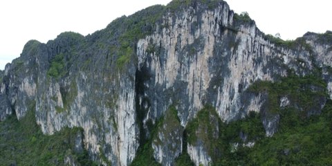 Eksotisme Tangga Menuju Langit di Tana Toraja, Bukit Batu Menjulang Melewati Awan