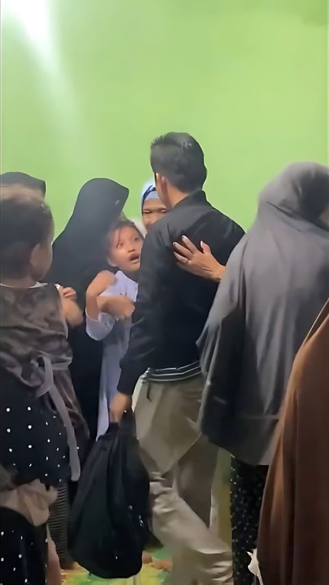 Heartbreaking Moment of a Child Welcoming Her Mother's Coffin, Makes Tears Hard to Hold Back