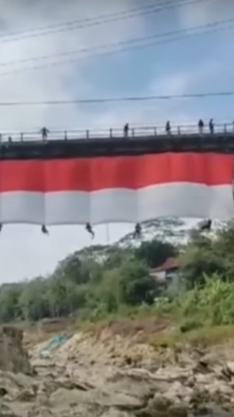 Sambut HUT ke-79 Republik Indonesia, Aksi Mapala Kibarkan Bendera Merah Putih Raksasa di Jembatan Kebumen Ini Curi Perhatian