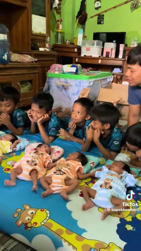 Momen AIUEO Anak Kembar 5 Datangi Rumah Bayi Kembar 5 di Indramayu Ini Viral, Curi Perhatian