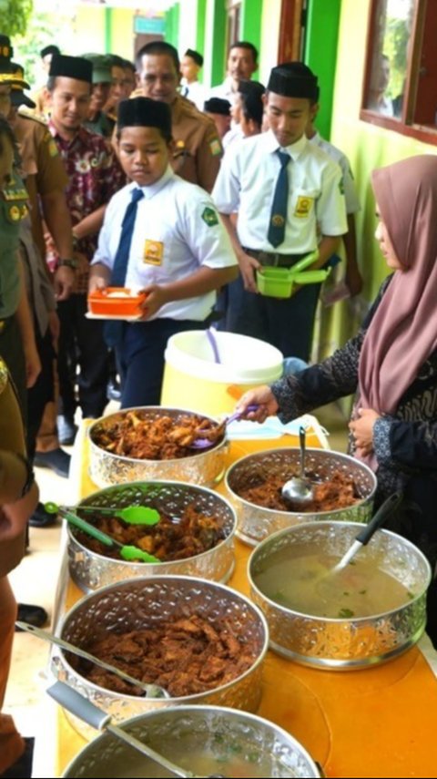 Jokowi Alokasikan Biaya Makan Bergizi Gratis dalam Anggaran Pendidikan di Tahun 2025