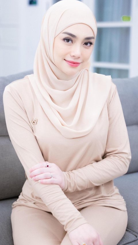 8 Portraits of Celine Evangelista in Hijab, Increasingly Rumored to be a Convert