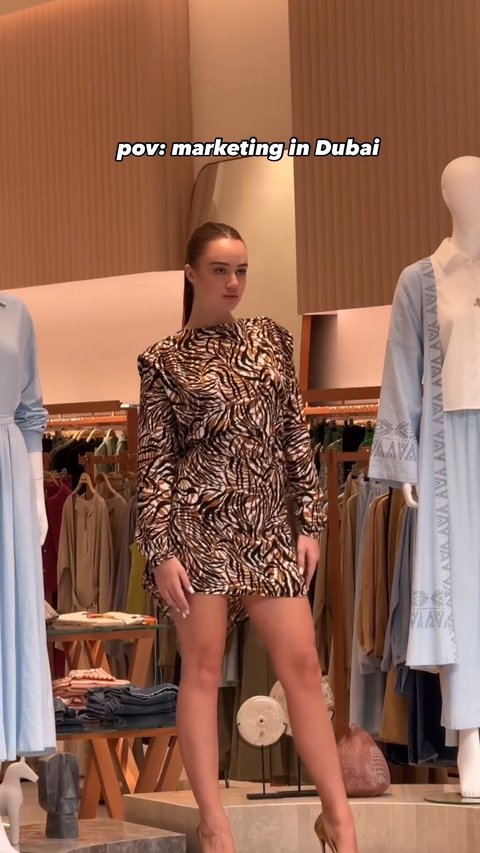 Marketing Technique Makes Beautiful Model a Living Mannequin in Mall Sparks Controversy, Considered Inhumane