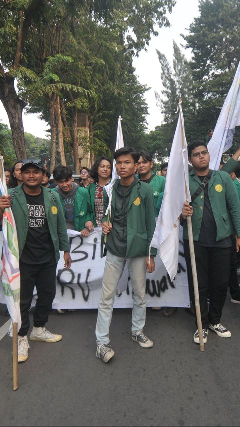 FOTO: Demo Mahasiswa Saat Sidang Tahunan di Gedung DPR Diwarnai Aksi Saling Dorong dengan Polisi