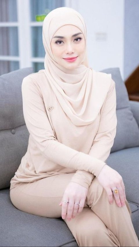 Official Convert! 8 Photos of Celine Evangelista Looking More Beautiful in Hijab, Like a Living Barbie