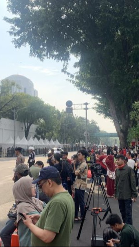 Upacara HUT ke-79 RI dari Seberang Istana Merdeka