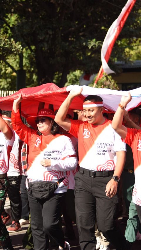 Pj Wali Kota Kediri Zanariah Ikuti Kirab Merah Putih Raksasa