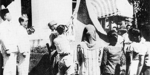 Terungkap Sosok Wanita Berkerudung di Tengah Proklamasi 17 Agustus 1945