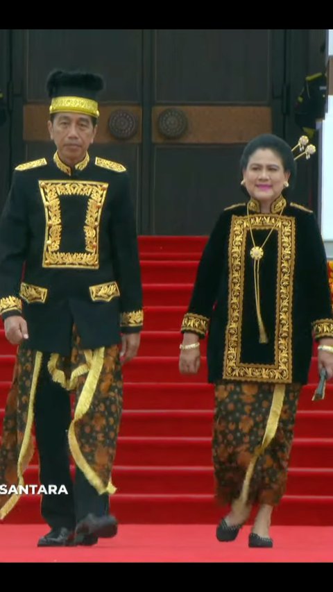 Pakai Baju Adat Kustin Kaltim, Jokowi Pimpin Upacara HUT RI Perdana di IKN