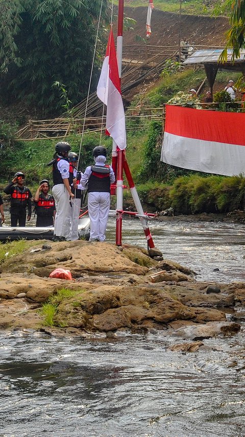 FOTO: Semarakkan HUT Kemerdekaan RI, Warga Gelar Upacara di Sungai Ciliwung