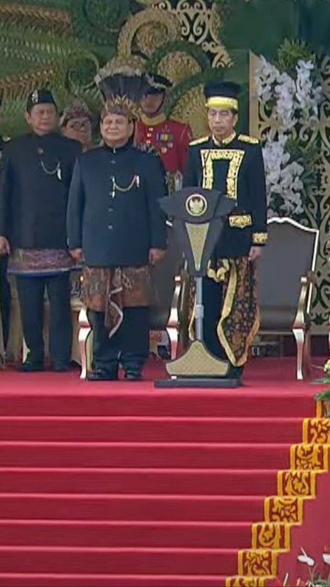 Leading the 79th Independence Day Ceremony of the Republic of Indonesia at Different Palaces, Jokowi and Ma'ruf Wear Traditional Kalimantan Attire