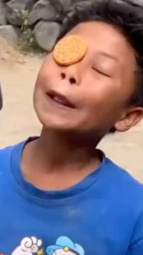 The Wholehearted Struggle of a Child Participating in the Biscuit Eating Contest on Independence Day, Until They Choked Watching It