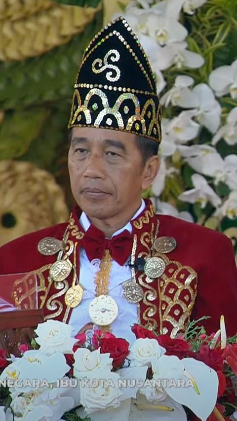 Change Costume, Jokowi Wears Banjar Traditional Clothes at the 79th RI Independence Day Flag Lowering Ceremony