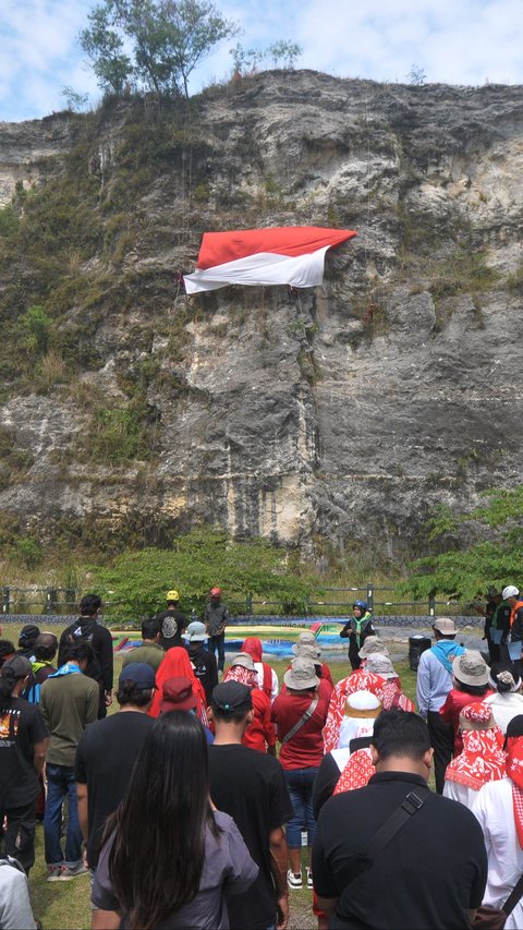 FOTO: Penampakan Gagahnya Merah Putih Raksasa Terbentang di Tebing Gua Lalay Bogor