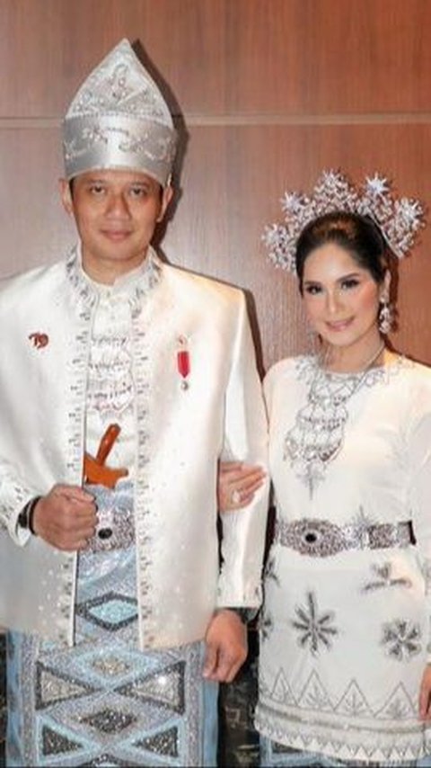 Portrait of AHY and Annisa Pohan Full Smile Receiving Bicycle Gift After Winning Best Traditional Costume at IKN