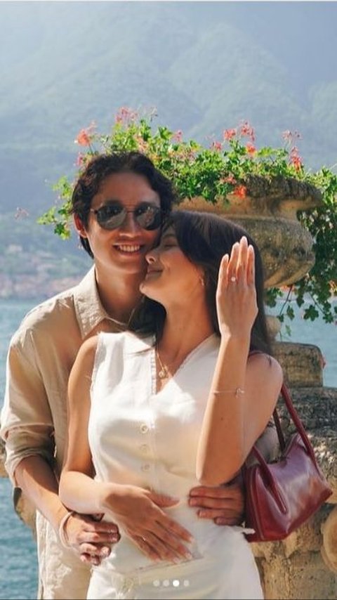 Potret Romantis Amanda Rawless Dilamar Sang Kekasih di Lake Como Italia, Berlutut saat Beri Cincin di Tepi Danau