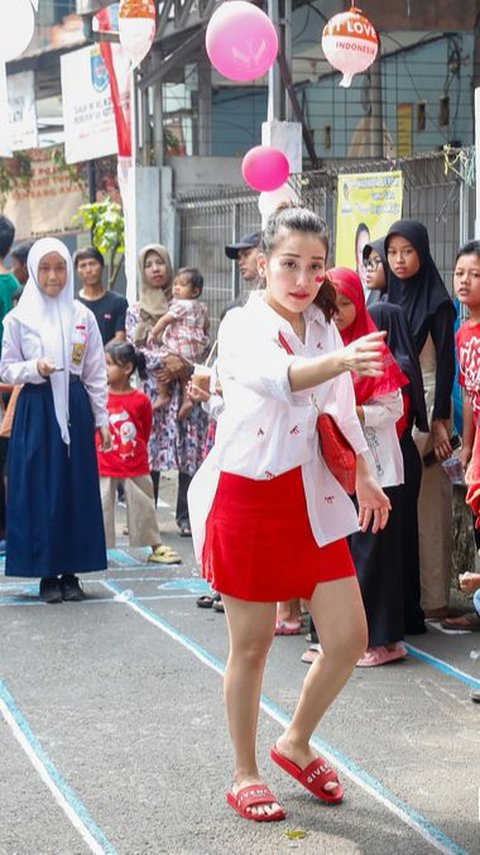 Rayakan HUT Kemerdekaan RI, 10 Foto Keseruan Ayu Ting Ting Saat Ikut Lomba di Kampung Bersama Warga Sekitar