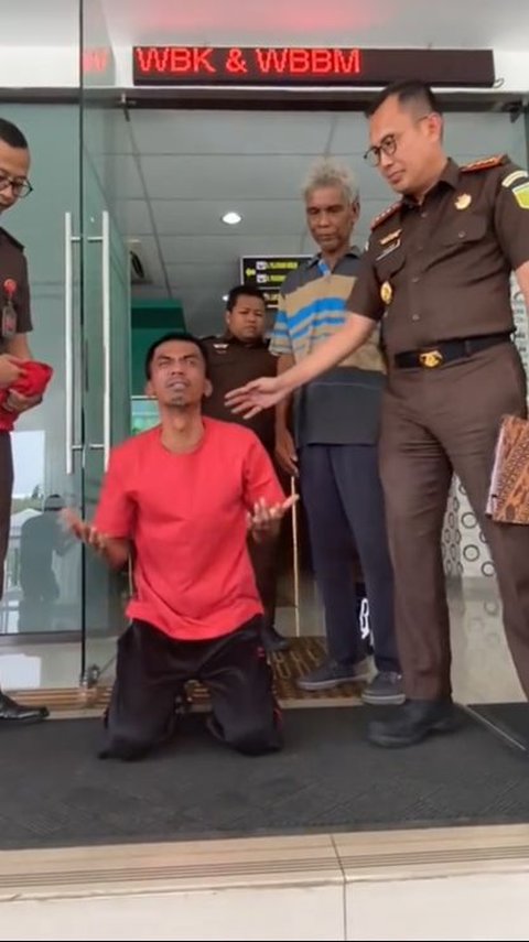 A Bogor Man's Gratitude Prostration After Being Released for Stealing a Motorcycle to Pay for His Wife's Delivery