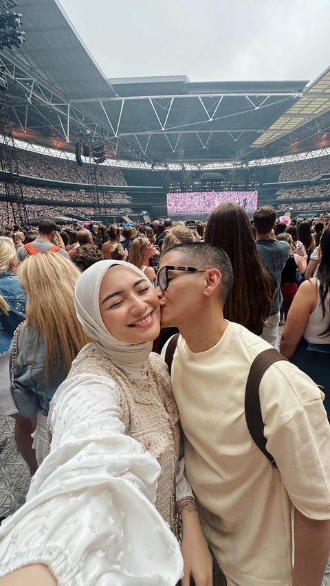 So Sweet Banget, ini Foto-foto Citra Kirana dan Rezky Aditya Nonton Taylor Swift di Inggris