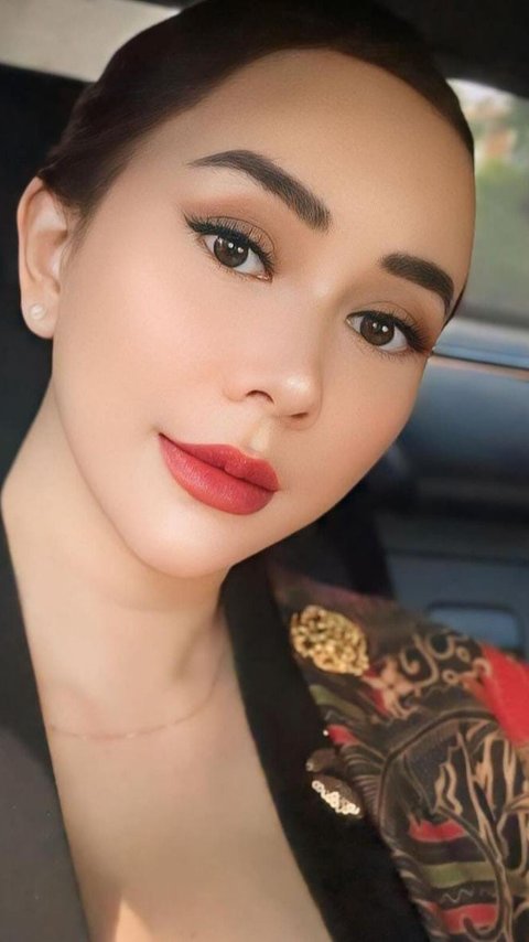 Menyala Aura Kasih, Potret Body Goals Pakai Kebaya Hitam Berkain Batik Rayakan HUT ke-79 RI di Istana