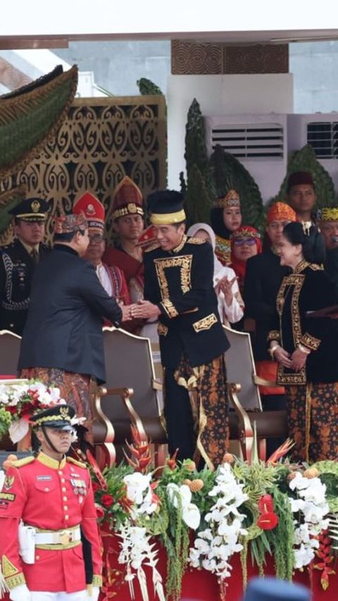 VIDEO: Kesopanan Prabowo Sungkan Duduk Mendahului Jokowi saat Upacara HUT ke-79 RI di IKN