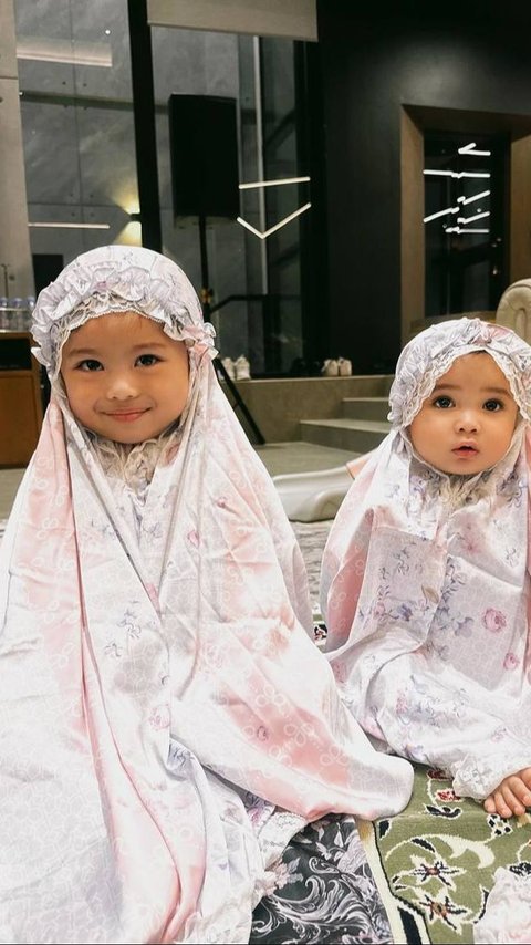 Foto Ameena dan Azura, Putri Aurel Hermansyah - Atta Halilintar Saat Kenakan Mukena