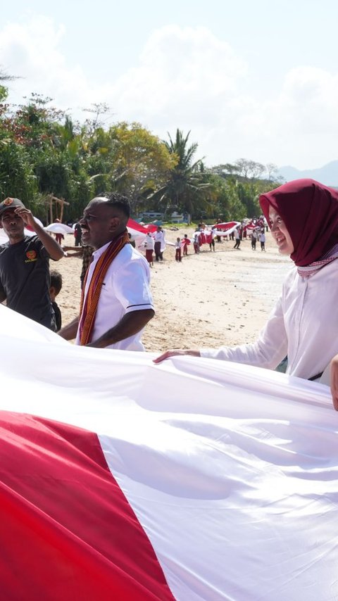 Rayakan HUT RI, Bendera Merah Putih Dibentangkan Sepanjang 1 Km di Pantai Nusantara