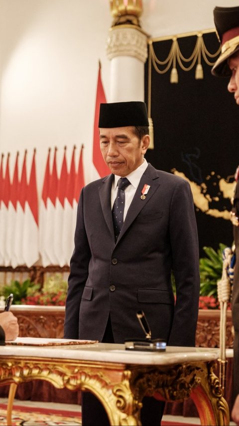 VIDEO: Jokowi Reshuffle Kabinet, Bahlil Jabat Menteri ESDM Salam 'Adu Kepala' dengan Airlangga