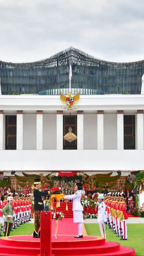 VIDEO: Momen Jokowi Terus Berdiri Lupa Disuruh Duduk saat Upacara Penurunan Bendera di IKN