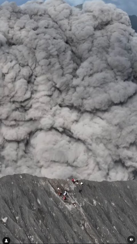 Moments of Mount Dukono Eruption: Climbers Running Down in Panic, Terrifying