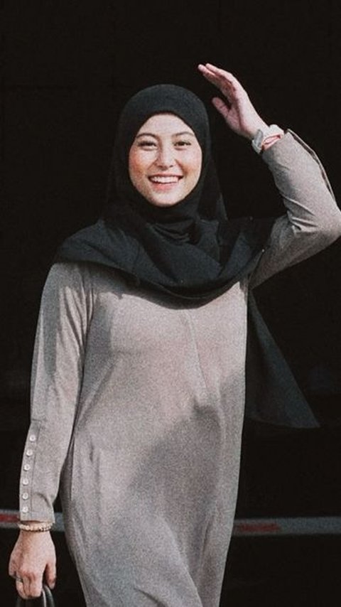 8 Photos of Awkarin Performing Umrah for the First Time, Her Hijab Appearance Draws Attention