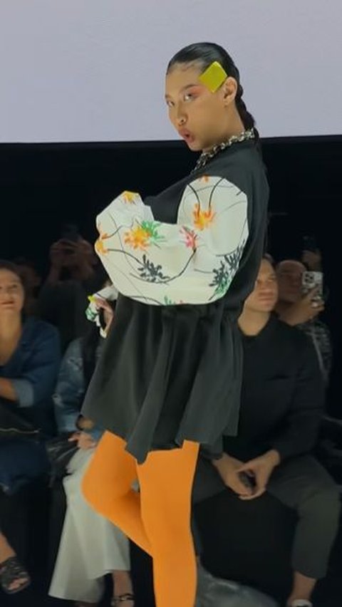 Pregnant Mother Slays on the Catwalk, Energetic Action of Patricia Gouw as a Model While Expecting