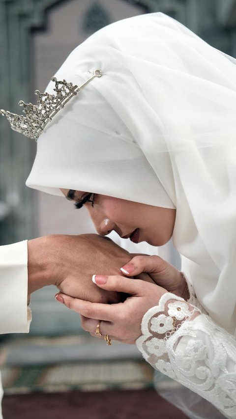 6 Virtues of a Wife Kissing Her Husband's Hand