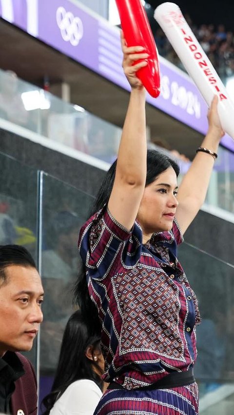 8 Potret Annisa Pohan Beri Dukungan untuk Atlet Indonesia yang Bertanding di Olimpiade Paris, Penampilannya Bikin Salfok