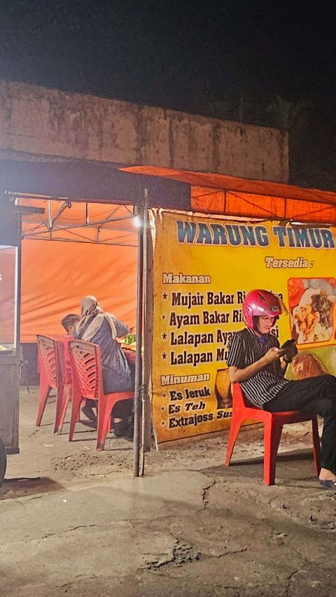 Momen Jenderal Bintang Dua Polri 'Geruduk' Warung Tenda Nasi Goreng, Gayanya jadi Sorotan