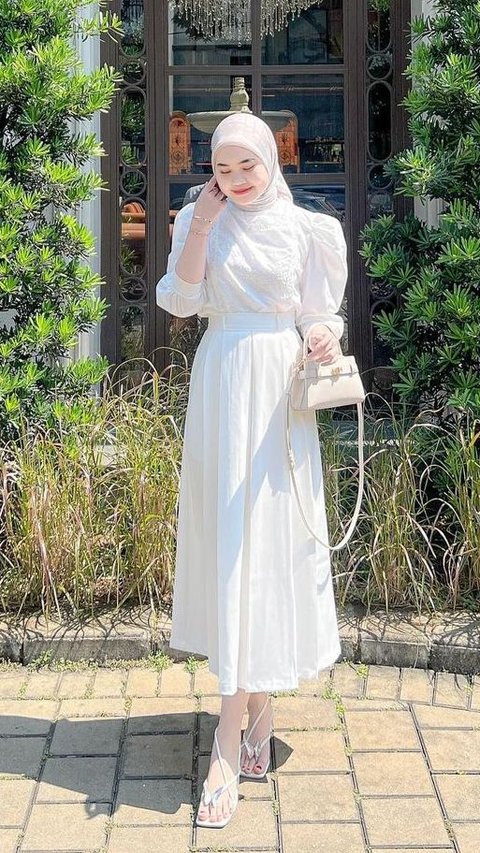 2 Inspirations for All White Hijab Looks to Avoid Monotony