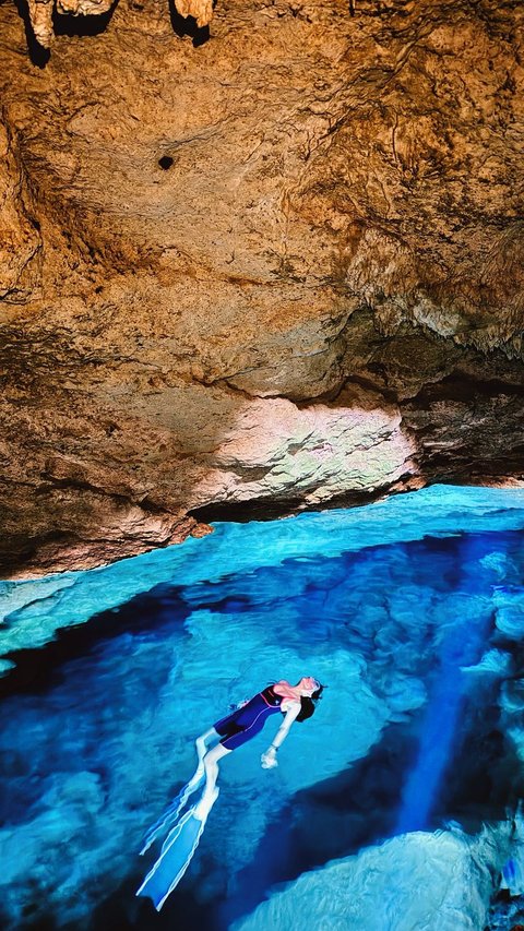 10 Momen Menantang Prilly Latuconsina Freedive di Gua, Ternyata Pemandangannya Indah Banget