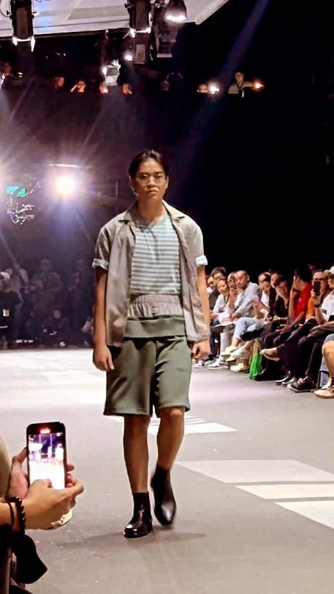 First Time Working, Portrait of Marco, Ari Wibowo's Son, as a Catwalk Model, His Appearance Draws Attention