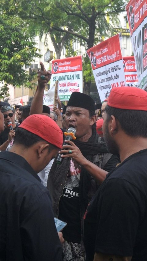 FOTO: Massa Aliansi Santri Gus Dur Geruduk Gedung PBNU Tuntut Ketua Umum dan Sekjen Mundur