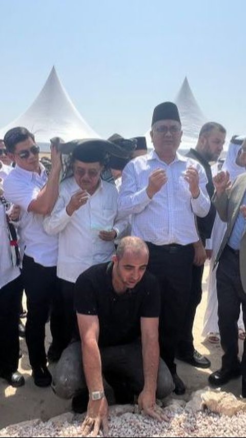 Menengadahkan Tangan, JK Panjatkan Doa di Depan Pusara Pemimpin Hamas Ismail Haniyeh di Qatar