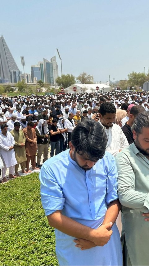 FOTO: Umat Muslim Qatar Salat Jenazah Pemimpin Hamas Ismail Haniyeh di Masjid Imam Muhammad bin Abdul Wahhab